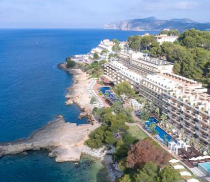 Descubre los hoteles más impresionantes de Santa Ponsa con vistas al mar, disfruta de la brisa del mar y relájate en tus vacaciones perfectas.