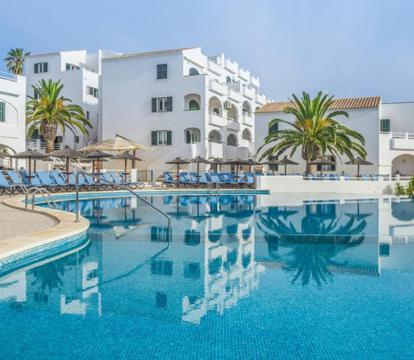 Descubre los hoteles más impresionantes de Arenal d'en Castell con vistas al mar, disfruta de la brisa del mar y relájate en tus vacaciones perfectas.