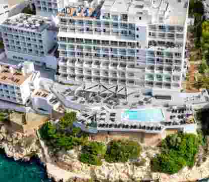 Descubre los hoteles más impresionantes de Magaluf con vistas al mar, disfruta de la brisa del mar y relájate en tus vacaciones perfectas.