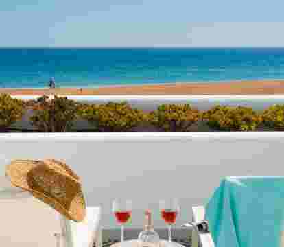 Descubre los hoteles más impresionantes de Arrecife con vistas al mar, disfruta de la brisa del mar y relájate en tus vacaciones perfectas.