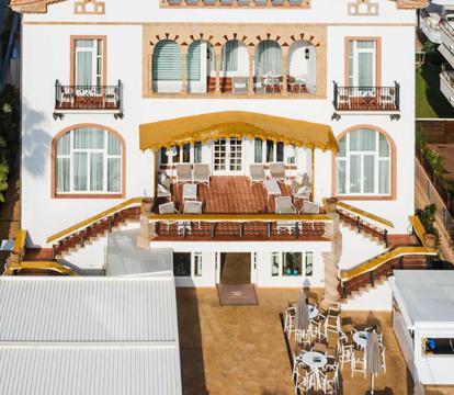 Descubre los hoteles más impresionantes de Sitges con vistas al mar, disfruta de la brisa del mar y relájate en tus vacaciones perfectas.
