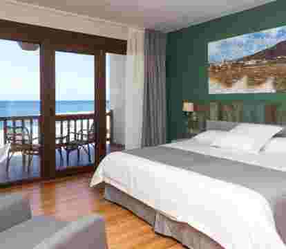 Descubre los hoteles más impresionantes de Puerto del Rosario con vistas al mar, disfruta de la brisa del mar y relájate en tus vacaciones perfectas.