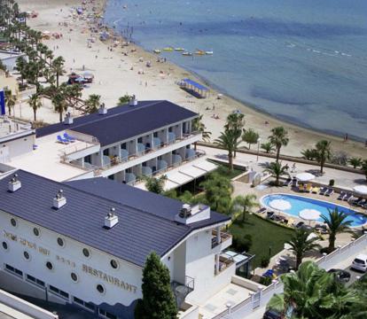 Descubre los hoteles más impresionantes de Sant Carles de la Ràpita con vistas al mar, disfruta de la brisa del mar y relájate en tus vacaciones perfectas.