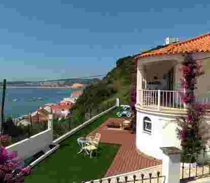 Descubre los hoteles más impresionantes de São Martinho do Porto con vistas al mar, disfruta de la brisa del mar y relájate en tus vacaciones perfectas.
