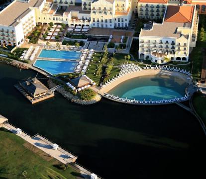 Descubre los hoteles más impresionantes de Vilamoura con vistas al mar, disfruta de la brisa del mar y relájate en tus vacaciones perfectas.