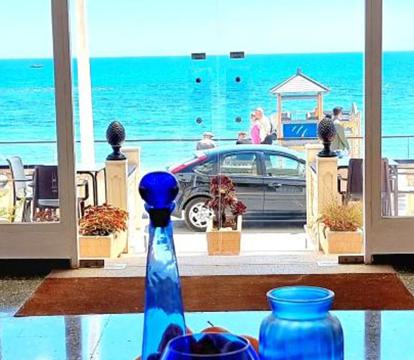 Descubre los hoteles más impresionantes de Altea con vistas al mar, disfruta de la brisa del mar y relájate en tus vacaciones perfectas.