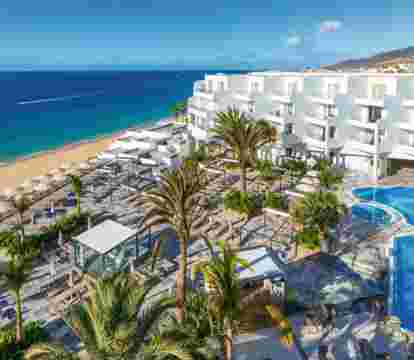 Descubre los hoteles más impresionantes de Playa de Jandía con vistas al mar, disfruta de la brisa del mar y relájate en tus vacaciones perfectas.