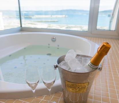 Descubre los hoteles más impresionantes de Laxe con vistas al mar, disfruta de la brisa del mar y relájate en tus vacaciones perfectas.