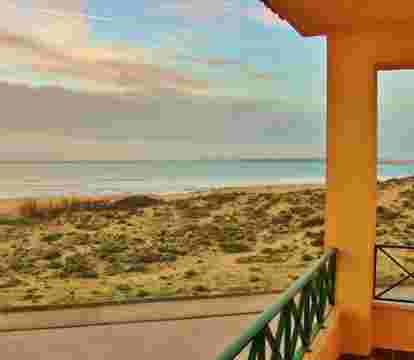 Descubre los hoteles más impresionantes de Peniche con vistas al mar, disfruta de la brisa del mar y relájate en tus vacaciones perfectas.
