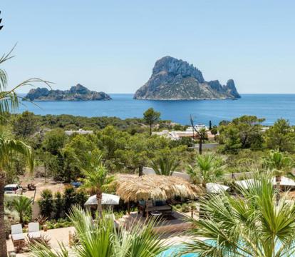 Descubre los hoteles más impresionantes de Cala Vadella con vistas al mar, disfruta de la brisa del mar y relájate en tus vacaciones perfectas.