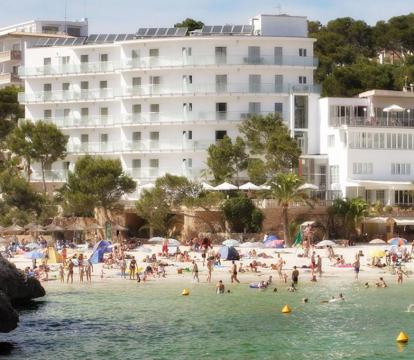 Descubre los hoteles más impresionantes de Cala Santanyí con vistas al mar, disfruta de la brisa del mar y relájate en tus vacaciones perfectas.
