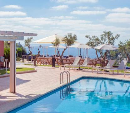 Descubre los hoteles más impresionantes de Cala en Porter con vistas al mar, disfruta de la brisa del mar y relájate en tus vacaciones perfectas.