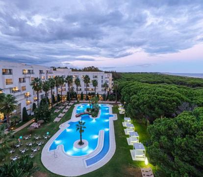 Descubre los hoteles más impresionantes de Isla Cristina con vistas al mar, disfruta de la brisa del mar y relájate en tus vacaciones perfectas.