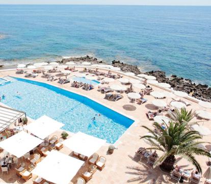 Descubre los hoteles más impresionantes de Cala Ratjada con vistas al mar, disfruta de la brisa del mar y relájate en tus vacaciones perfectas.