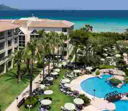 Descubre los hoteles más impresionantes de Playa de Muro con vistas al mar, disfruta de la brisa del mar y relájate en tus vacaciones perfectas.