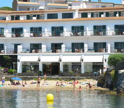 Descubre los hoteles más impresionantes de Cadaqués con vistas al mar, disfruta de la brisa del mar y relájate en tus vacaciones perfectas.