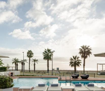 Descubre los hoteles más impresionantes de Santa Susanna con vistas al mar, disfruta de la brisa del mar y relájate en tus vacaciones perfectas.