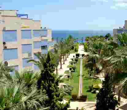 Immerse yourself in a captivating blend of stunning vistas, pristine shorelines, and a serene coastal ambiance in the best apartments in Dehesa de Campoamor