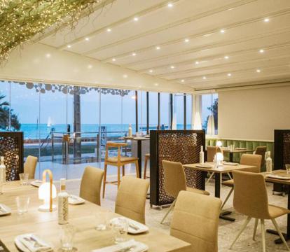 Descubre los hoteles más impresionantes de Guardamar del Segura con vistas al mar, disfruta de la brisa del mar y relájate en tus vacaciones perfectas.