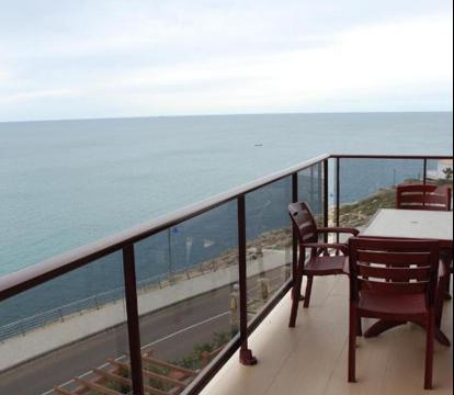 Descubre los hoteles más impresionantes de Cullera con vistas al mar, disfruta de la brisa del mar y relájate en tus vacaciones perfectas.