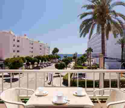 Encuentra los apartamentos en Playa d'en Bossa con vistas al mar y muy bien situados para unas vacaciones de playa para desconectar de la rutina