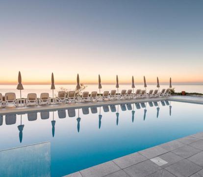 Descubre los hoteles más impresionantes de Cala Bona con vistas al mar, disfruta de la brisa del mar y relájate en tus vacaciones perfectas.