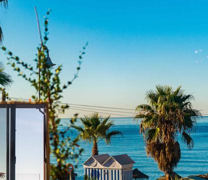 Descubre los hoteles más impresionantes de La Herradura con vistas al mar, disfruta de la brisa del mar y relájate en tus vacaciones perfectas.
