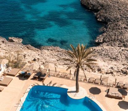 Descubre los hoteles más impresionantes de Portocolom con vistas al mar, disfruta de la brisa del mar y relájate en tus vacaciones perfectas.