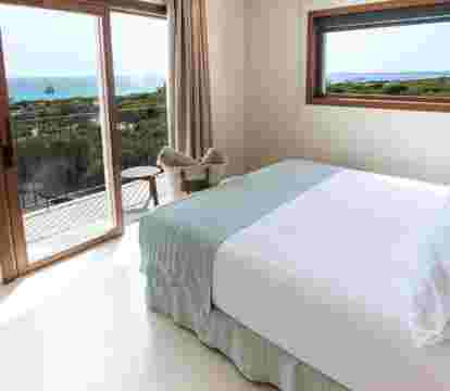 Descubre los hoteles más impresionantes de Playa de Migjorn con vistas al mar, disfruta de la brisa del mar y relájate en tus vacaciones perfectas.