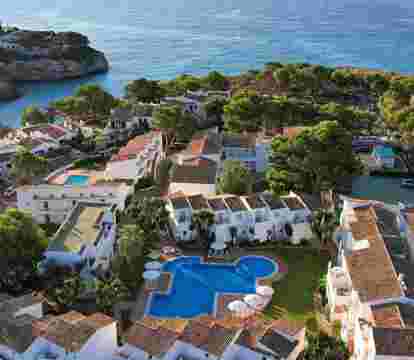 Immerse yourself in a captivating blend of stunning vistas, pristine shorelines, and a serene coastal ambiance in the best apartments in Porto Cristo