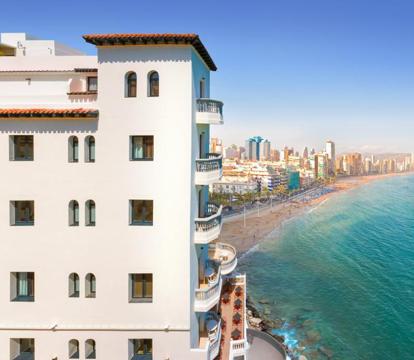 Descubre los hoteles más impresionantes de Benidorm con vistas al mar, disfruta de la brisa del mar y relájate en tus vacaciones perfectas.
