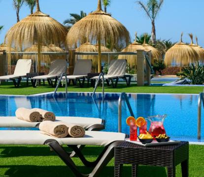 Descubre los hoteles más impresionantes de Retamar con vistas al mar, disfruta de la brisa del mar y relájate en tus vacaciones perfectas.