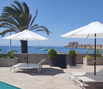 Descubre los hoteles más impresionantes de La Manga del Mar Menor con vistas al mar, disfruta de la brisa del mar y relájate en tus vacaciones perfectas.